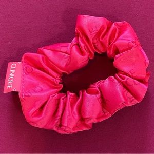 🎁Free w/2+ bundle. Clinique Scrunchie. New.